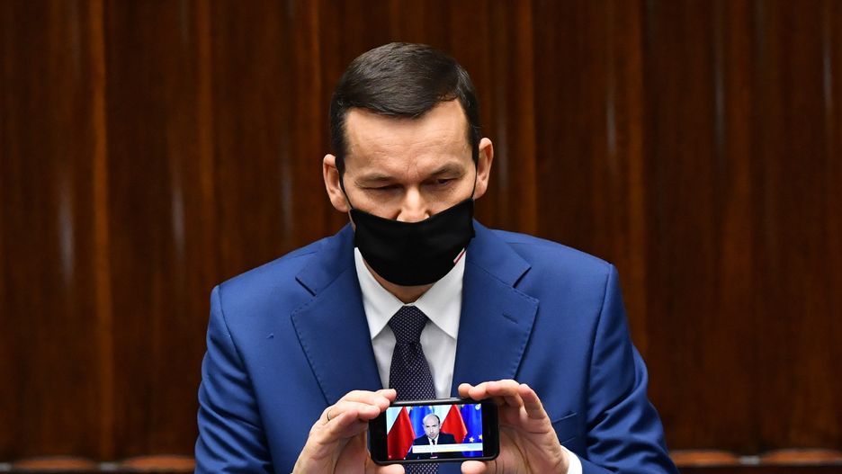 Czerwona strefa w całej Polsce. Wraca zdalne nauczanie. Znamy nowe obostrzenia