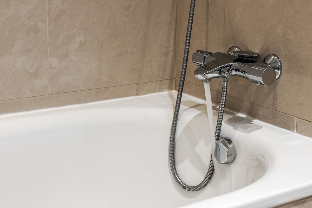 Eco-friendly bathtub cleaning: Baking soda and vinegar tips
