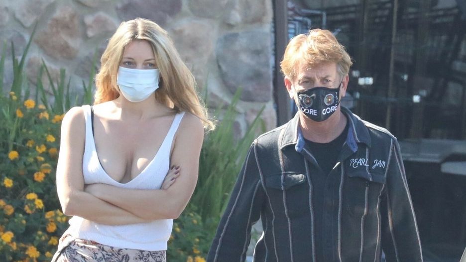 Sean Penn na spacerze z żoną