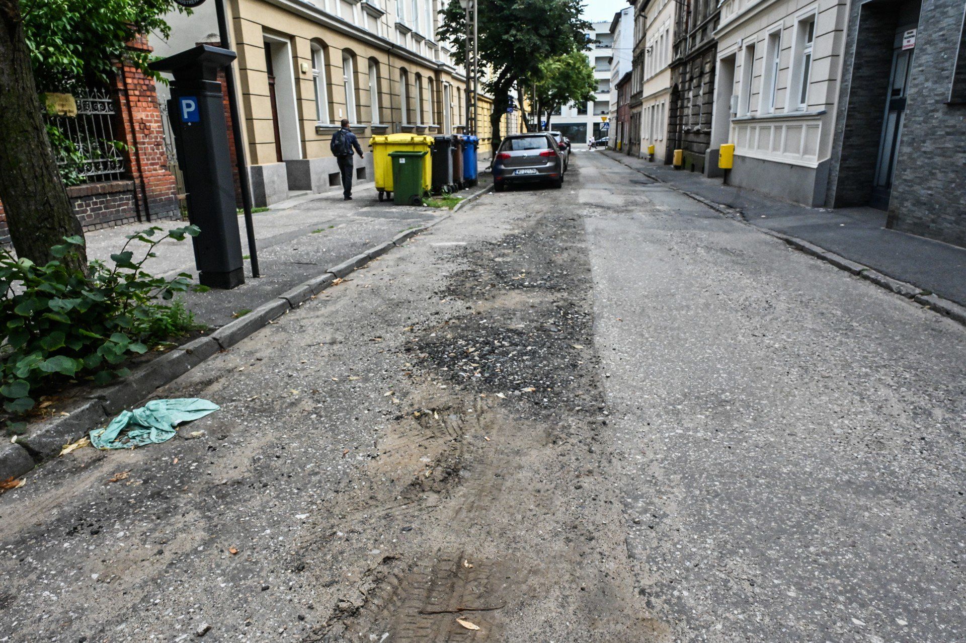 Czytelnik alarmuje, że tak po pracach wygląda Łokietka. Drogowcy przekazują, że roboty nie są jeszcze skończone.