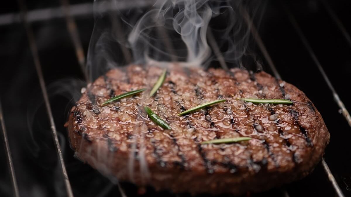 Mięso na burgera na grillu