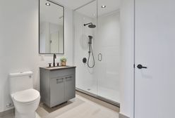 Ładne i funkcjonalne miejsca do przechowywania w małych łazienkach