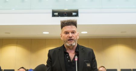 "Perfekcyjnie kwadratowa" fryzura Rutkowskiego w sądzie (ZDJĘCIA)