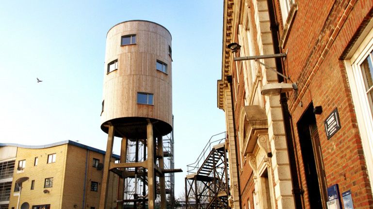 W tym budynku możesz mieszkać na okrągło. Wieża ciśnień zamieniona w mieszkanie 1