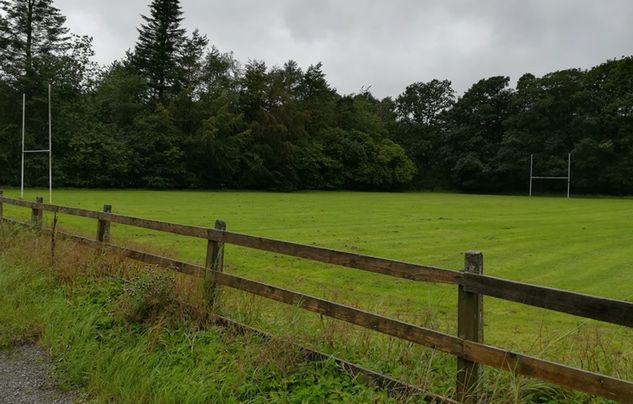 W miejscu, gdzie stał bungalow Arka Hersha, jest dziś szkolne boisko do rugby