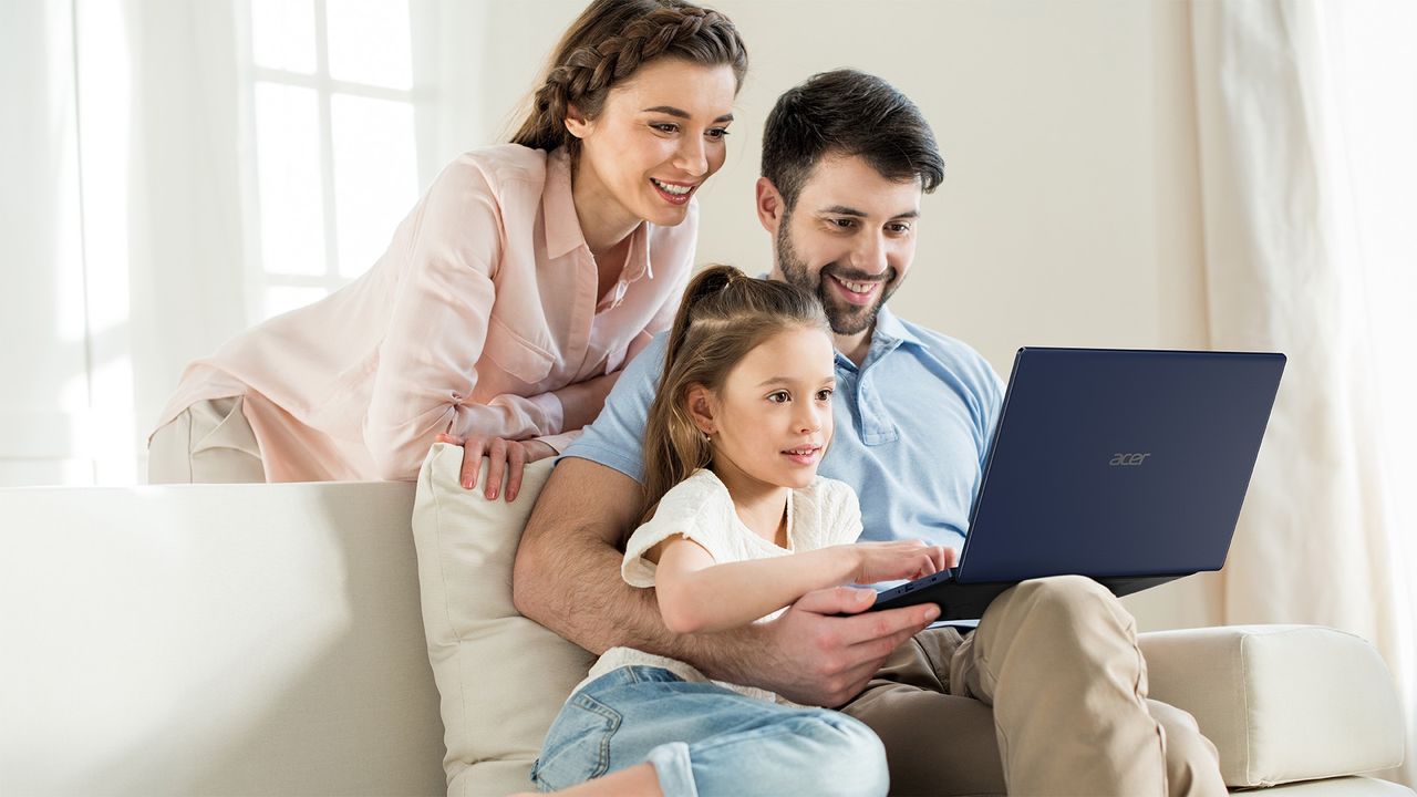 Pięć notebooków do pracy zdalnej i nauki, w cenie do 2500 PLN. Co oferują tanie notebooki.