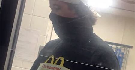 Pracownik McDonald's pozamiatał! Niesamowite, co zrobił ten młody chłopak