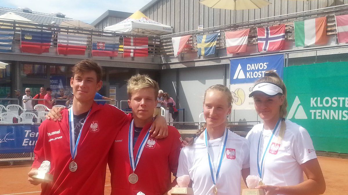 Twitter / Polski Związek Tenisowy / Na zdjęciu: Wojciech Marek i Mikołaj Lorens oraz Martyna Kubka i Weronika Baszak