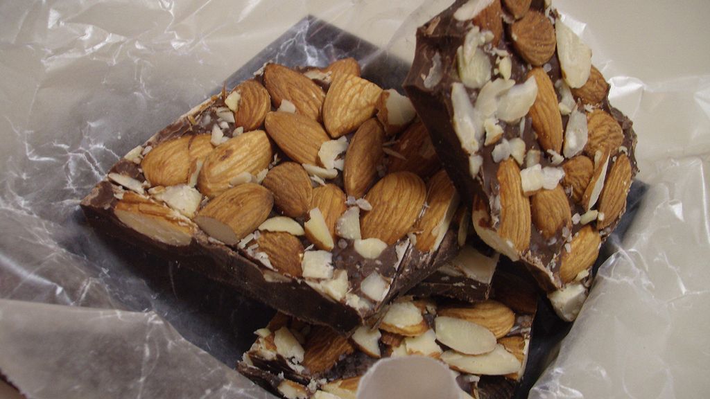 Mleczna czekolada z migdałami