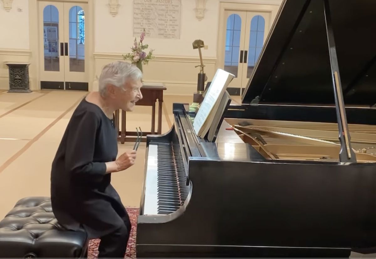 97-letnia Ruth Slenczyńska, choć jako kilkulatka była zmuszana do nauki gry i nie miała prawa do zwykłej dziecinnej zabawy, nie zraziła się na całe życie do pianina i muzyki. Nadal koncertuje z radością i właśnie wydaje swoją kolejną płytę (You Tube)