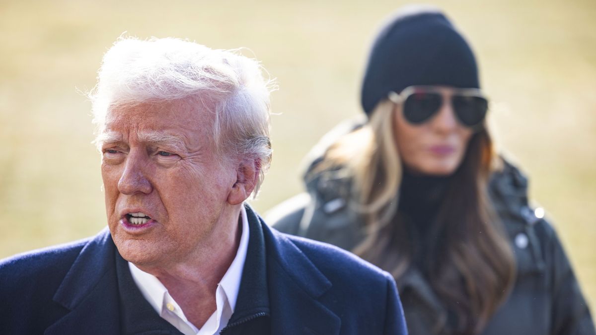 US President Donald Trump (L), alongside First Lady Melania Trump, speaks to reporters as he departs the White House for North Carolina, where he is expected to tour hurricane damage, followed by a visit to tour fire damage in Los Angeles, in Washington, DC, USA, 24 January 2025. Trump spoke about the upcoming Congressional vote on his nominee for Department of Defense Hegseth. EPA/JIM LO SCALZO Dostawca: PAP/EPA.