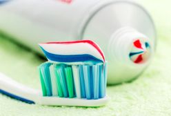 Co oznaczają kolorowe paski na tubce pasty do zębów? Obalamy mity