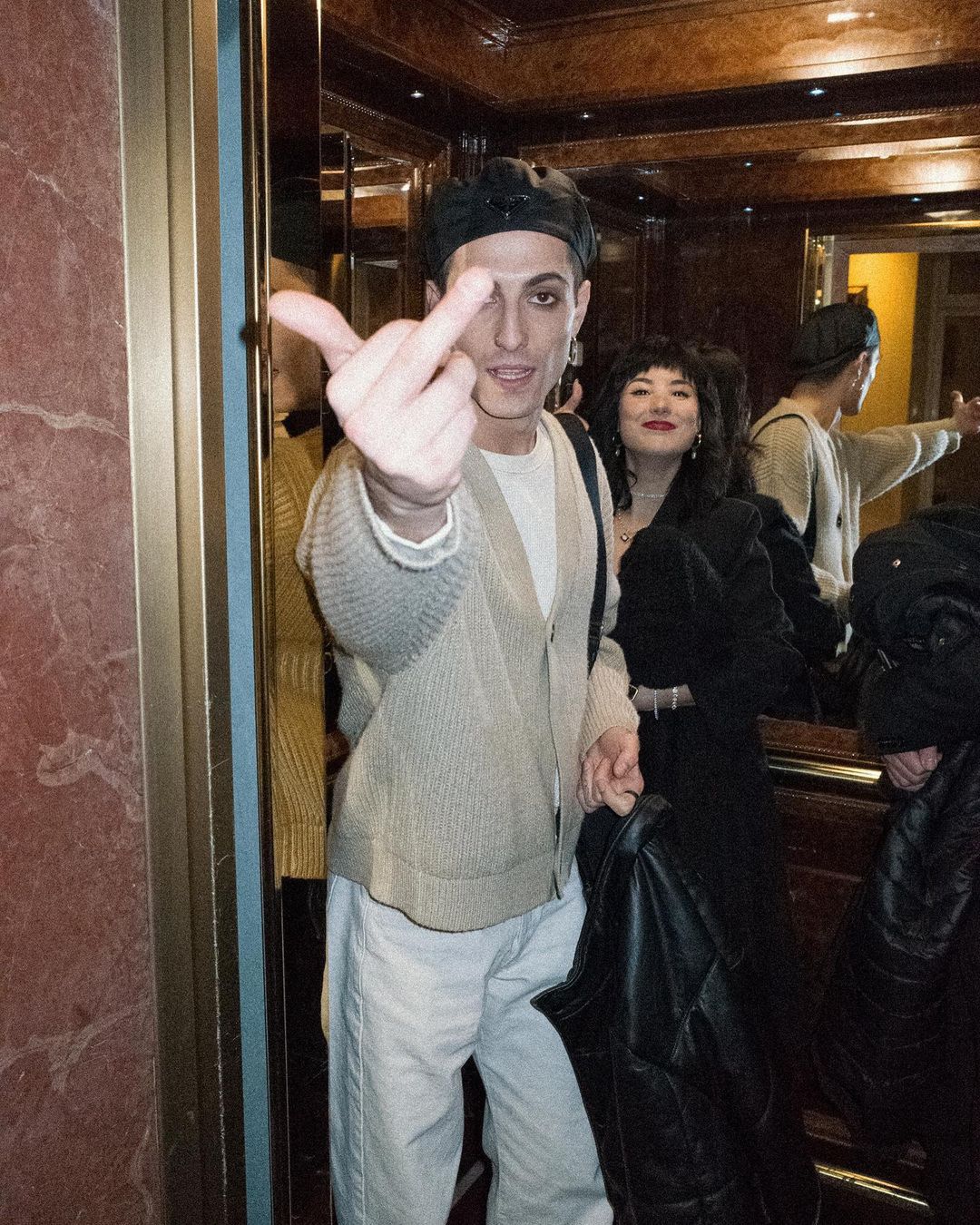 Damiano David całuje tajemniczą kobietę. Co z jego narzeczoną?