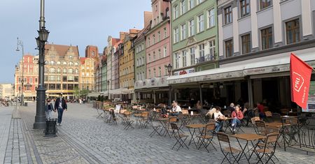 Wrocław. Ogromne zmiany w centrum miasta wskutek pandemii. Ograniczenia dla samochodów pomogą restauratorom