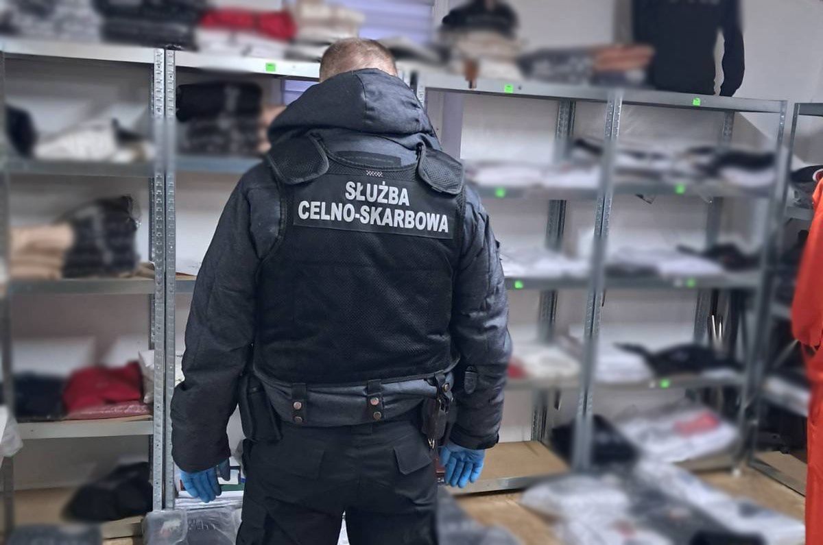 7 tysięcy podróbek za ponad 5 milionów – policja i KAS rozbiły gang fałszywych ubrań sprzedawany na żywo