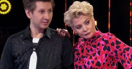 Oceniali nagich uczestników. Przed ekranami były tysiące widzów. Wiadomo, ile dokładnie