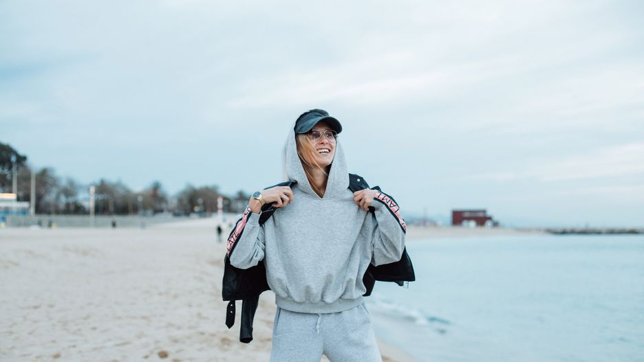 Szare dresy damskie to hit sezonu.