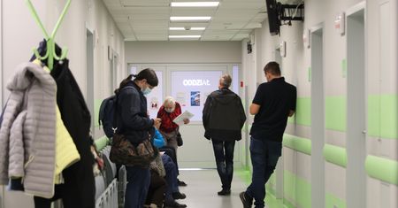 "Zaskoczenie dla wirusologów". Wiceminister o fali zachorowań