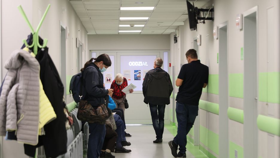 Osoby oczekuj�ce na szczepienie
Warszawa, 07.10.2022. Osoby oczekuj�ce na szczepienie czwart� dawk� przeciw COVID-19 na korytarzu w Cetralnym Szpitalu Klinicznym MSWiA w Warszawie, 7 bm. (ad) PAP/Leszek Szyma�ski
Leszek Szyma�ski
4 dawka, COVID 19, dawka, dawki, koronawirus, koronawirusa, maseczka, maseczki, maska ochronna, maski ochronne, oczekuj�cy, pacjenci, szczepienie, Cetralny Szpital Kliniczny, Ministerstwa Spraw Wewn�trznych i Administracji