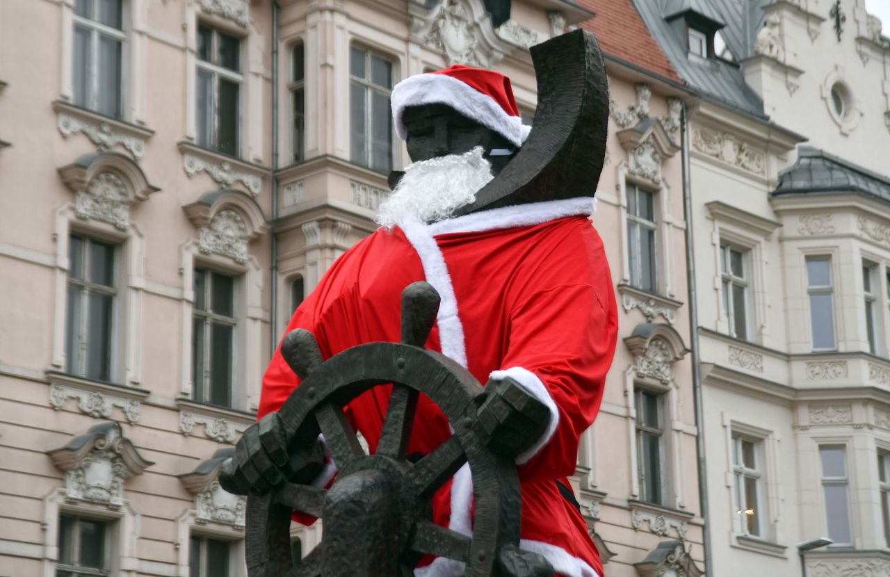 Zdjęcie dnia. Mikołaj-marynarz. Tak w Szczecinie zachęcają do jarmarku bożonarodzeniowego