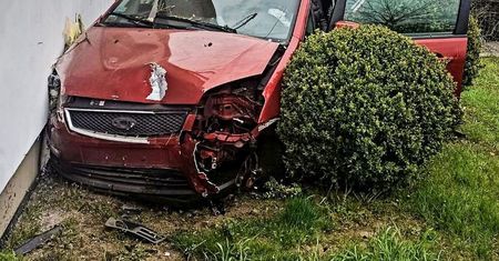 Popisała się. Przebiła ogrodzenie, skosiła świerka i zatrzymała się na ścianie domu