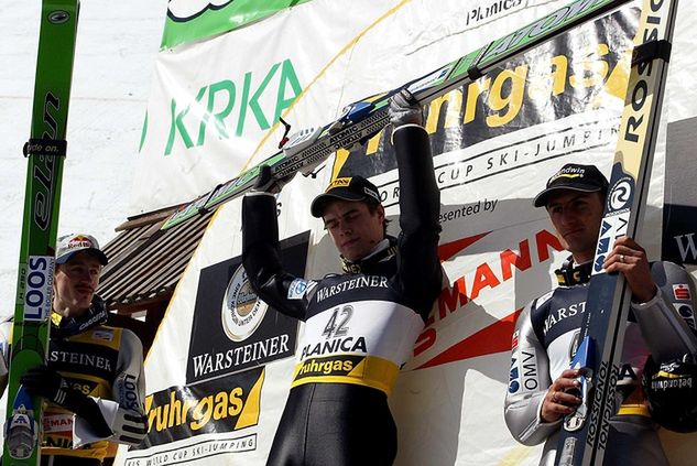 Matti Hautamaeki w 2003 roku dwukrotnie triumfował w zawodach indywidualnych w Planicy, a także ustanowił rekord świata. (Fot. PAP/EPA/Srdjan Suki)