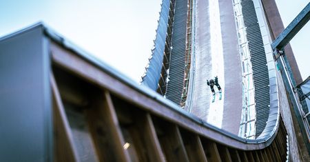 Kuriozalne sceny ze skoczkami w Lahti. "Dosłownie biegli, by zdążyć"
