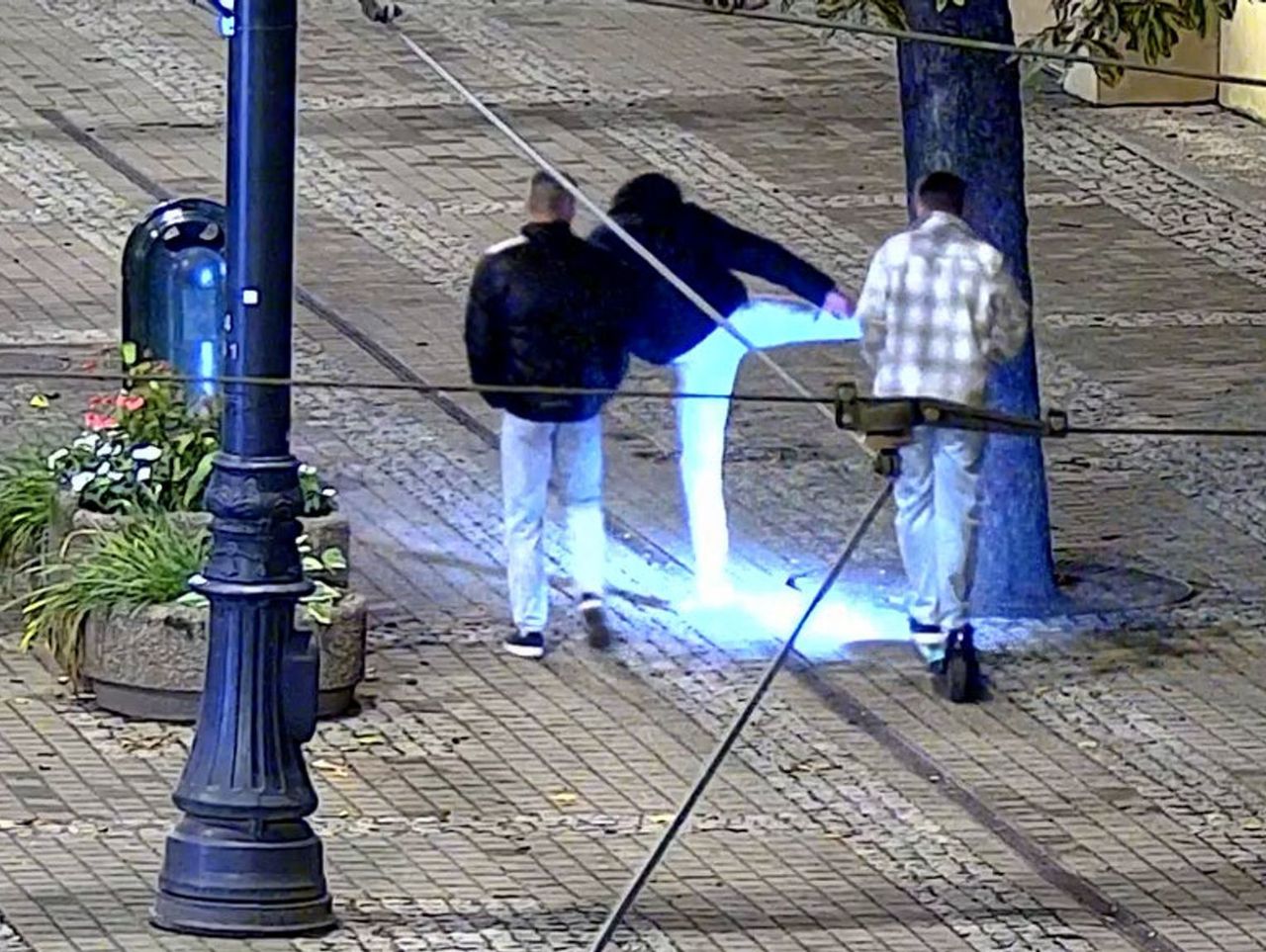 Bydgoszcz: Pijani jechali we trzech na jednej hulajnodze