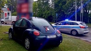 Radomsko: Wjechała garbusem w pylon na stacji. Ledwo stała na nogach