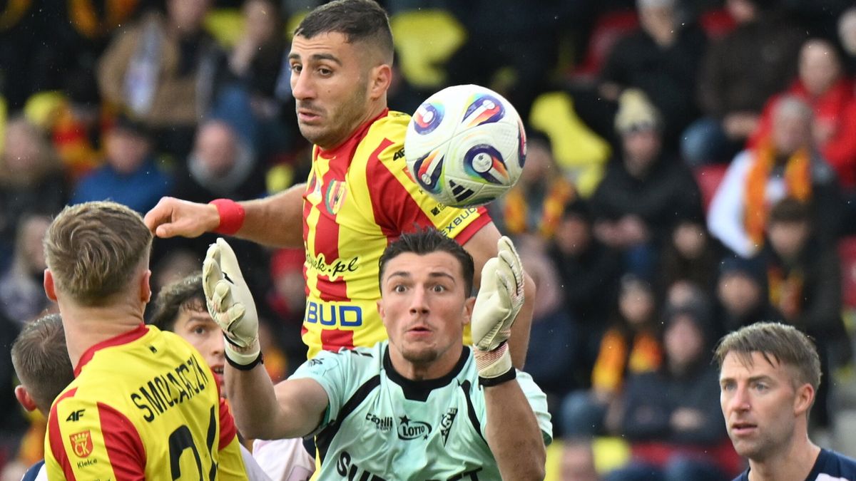 PAP / Piotr Polak / Na zdjęciu: Piłkarz Korony Kielce Konstantinos Soteriou (C-góra) i bramkarz Marcel Łubik (C) z Górnika Zabrze