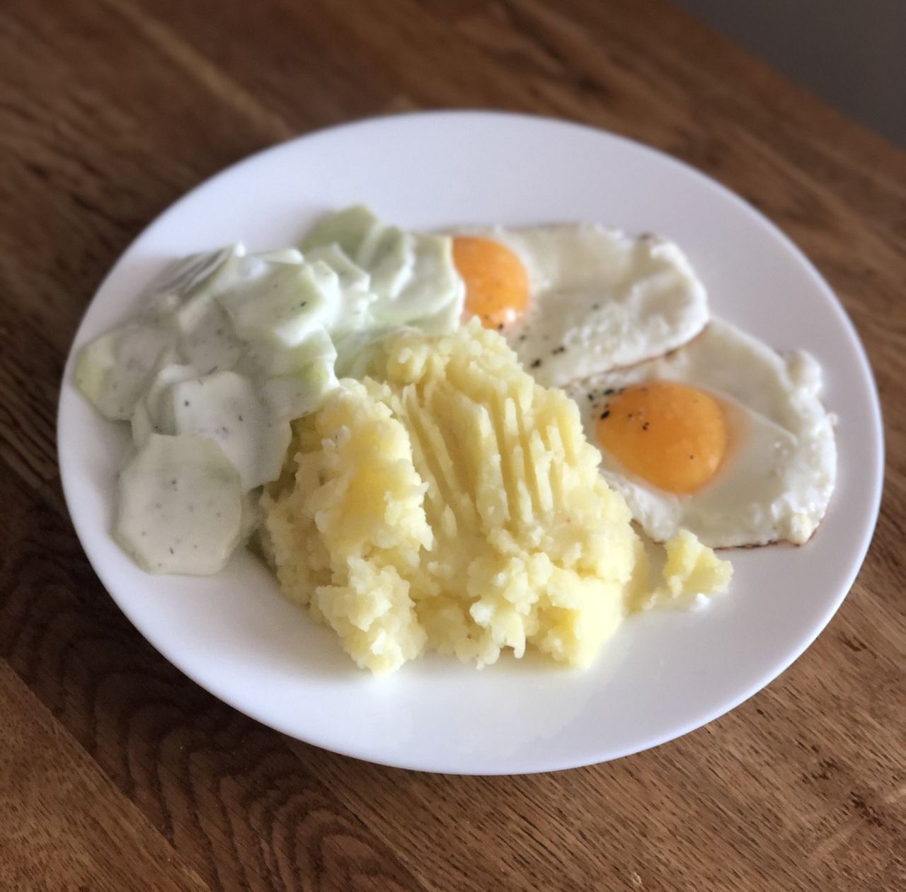 Jajka sadzone, mizeria i ziemniaki