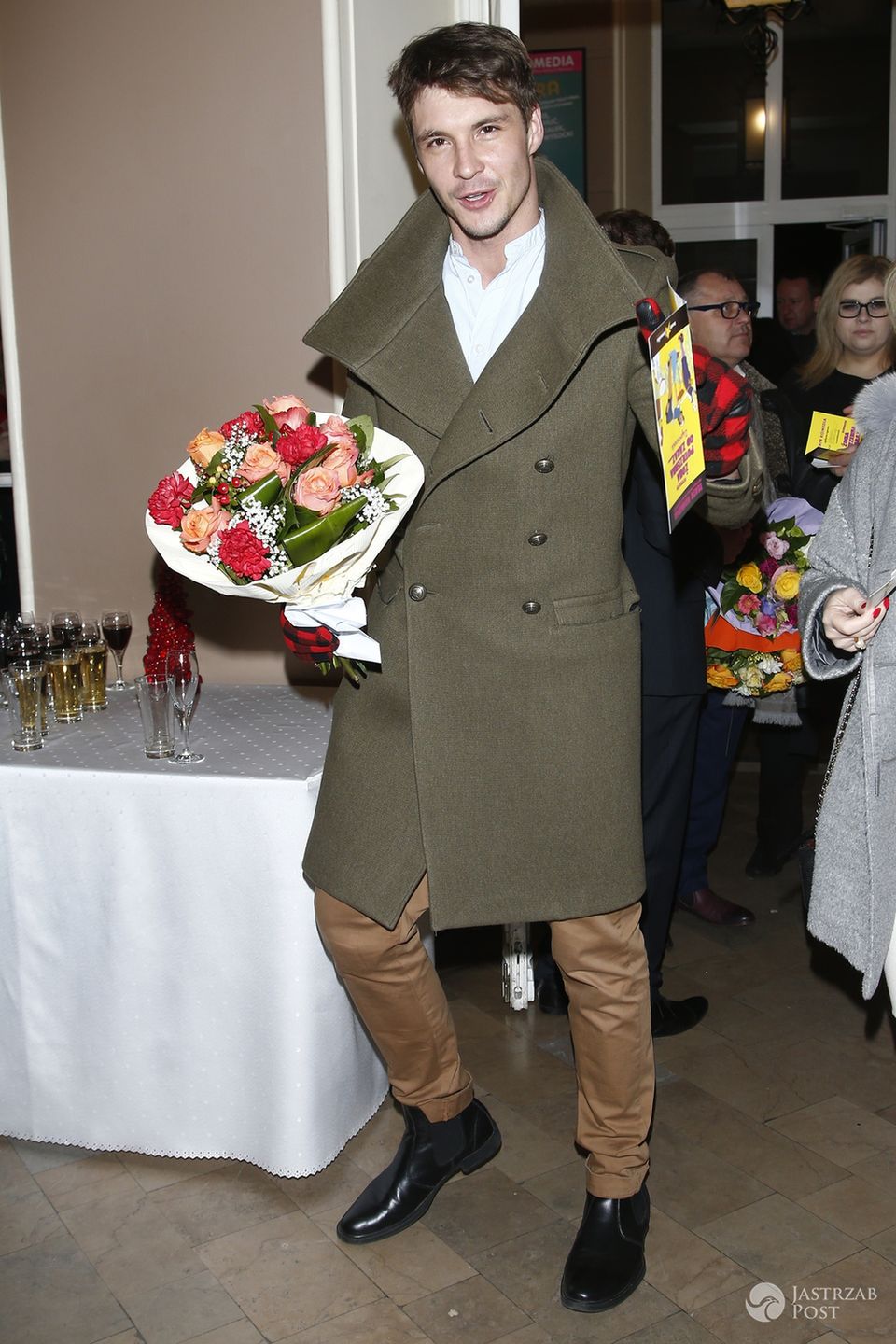 Mikołaj Roznerski w płaszczu Balmain x HM, premiera "Żona potrzebna od zaraz" (fot. AKPA)