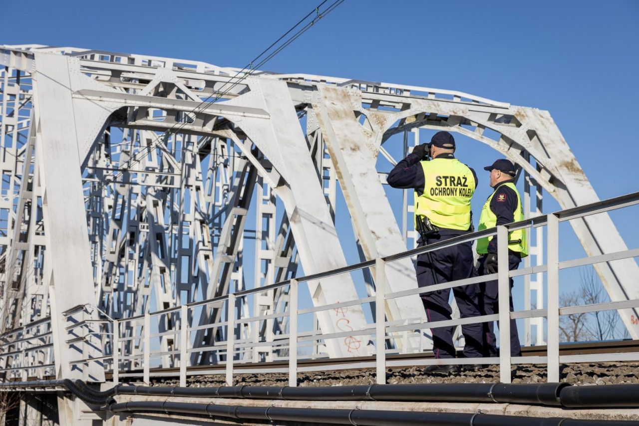 Pomorskie: Nastolatkowie zjeżdżali na linach z mostu kolejowego. Ryzykowali życiem