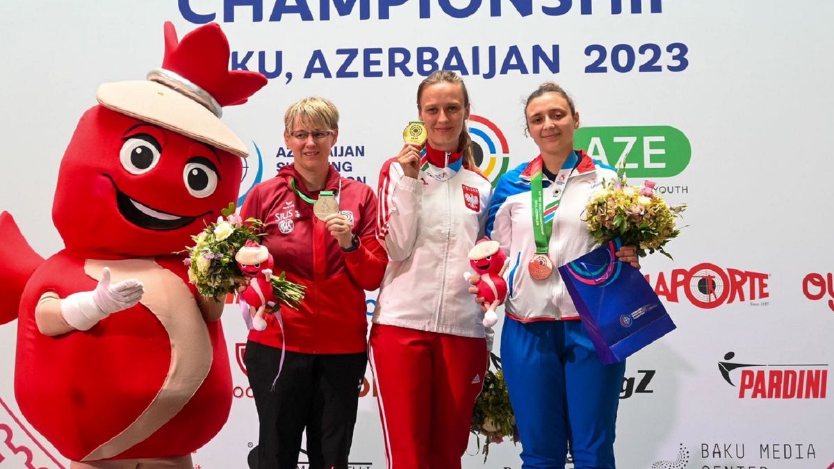Zdjęcie okładkowe artykułu: Facebook / Polski Związek Strzelectwa Sportowego / Karolina Romańczyk (w środku) mistrzynią świata