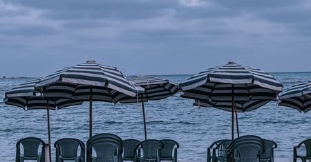 W kobietę wbił się parasol plażowy. Teraz mąż pozywa producenta sprzętu