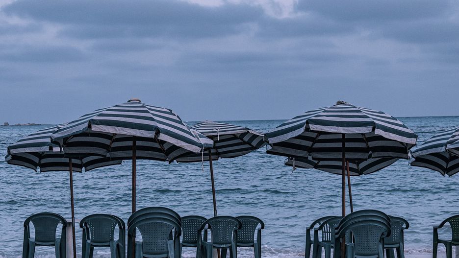 W kobietę wbił się parasol plażowy. Teraz mąż pozywa producenta sprzętu