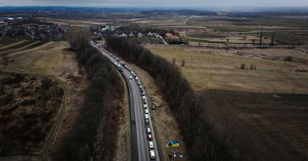 Gigantyczne kolejki. Dworczyk: ponad ćwierć miliona osób chce wyjechać do Polski z Ukrainy