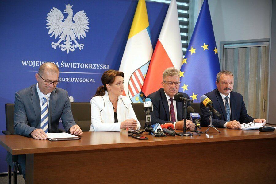W konferencji prasowej udział wzięli: Robert Wzorek - dyrektor wydziału infrastruktury i rozwoju, Marzena Okła-Drewnowicz - ministra do spraw polityki senioralnej, Józef Bryk - wojewoda świętokrzyski, Robert Sabat - dyrektor wydziału bezpieczeństwa i zarządzania kryzysowego.
