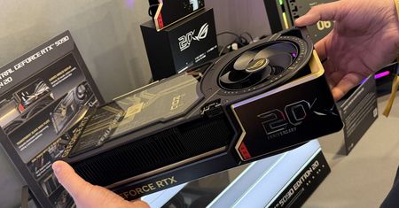 RTX 5090 w wersji jubileuszowej. ASUS stworzył kartę, obok której trudno przejść obojętnie