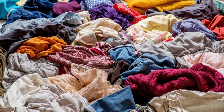 Każdego roku aż 85 proc. wszystkich wyprodukowanych tekstyliów trafia na wysypiska śmieci. Te złej jakości szybko się niszczą, a inne po prostu się nudzą i wychodzą z mody.