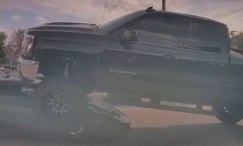 To nie fotomontaż. Zaparkowała na Lamborghini