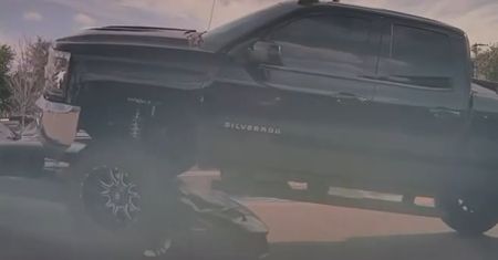 To nie fotomontaż. Zaparkowała na Lamborghini