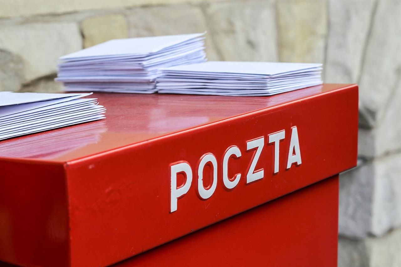 Wysłanie listu bez wychodzenia z domu? Nowa usługa Poczty Polskiej budzi wątpliwości