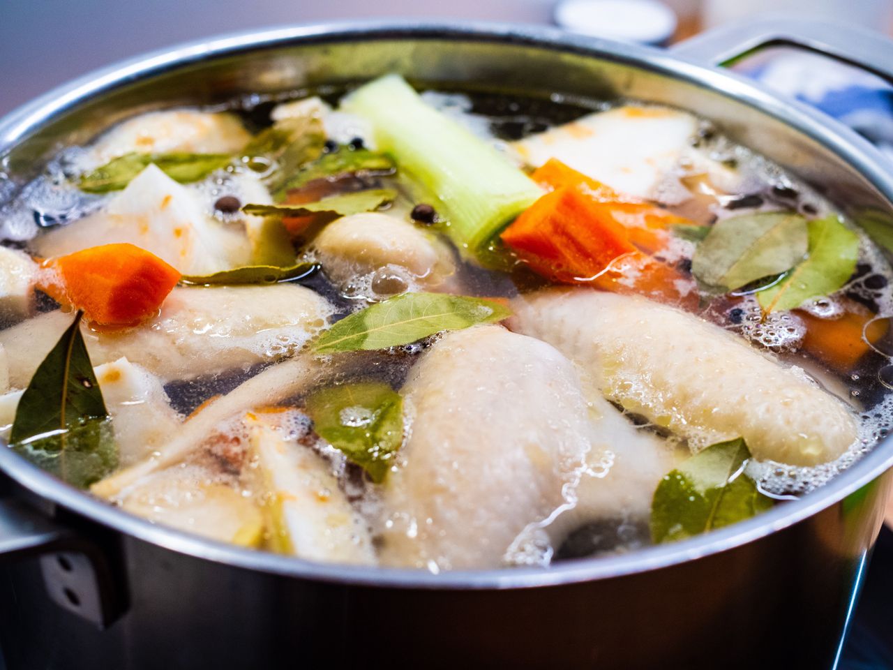 Do jakiej wody wkładać mięso na rosół? To ważniejsze, niż myślisz