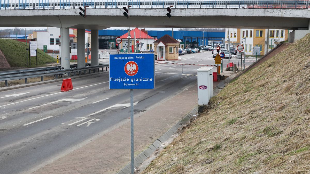 Bobrowniki, 10.02.2023. Zamknięte polsko-białoruskie przejście graniczne w Bobrownikach, 10 bm. Jak poinformował dzień wcześniej szef MSWiA, z uwagi na ważny interes bezpieczeństwa państwa zdecydował o zawieszeniu od godziny 12 w piątek 10 lutego do odwołania ruchu na polsko-białoruskim przejściu granicznym w Bobrownikach. (amb) PAP/Artur Reszko