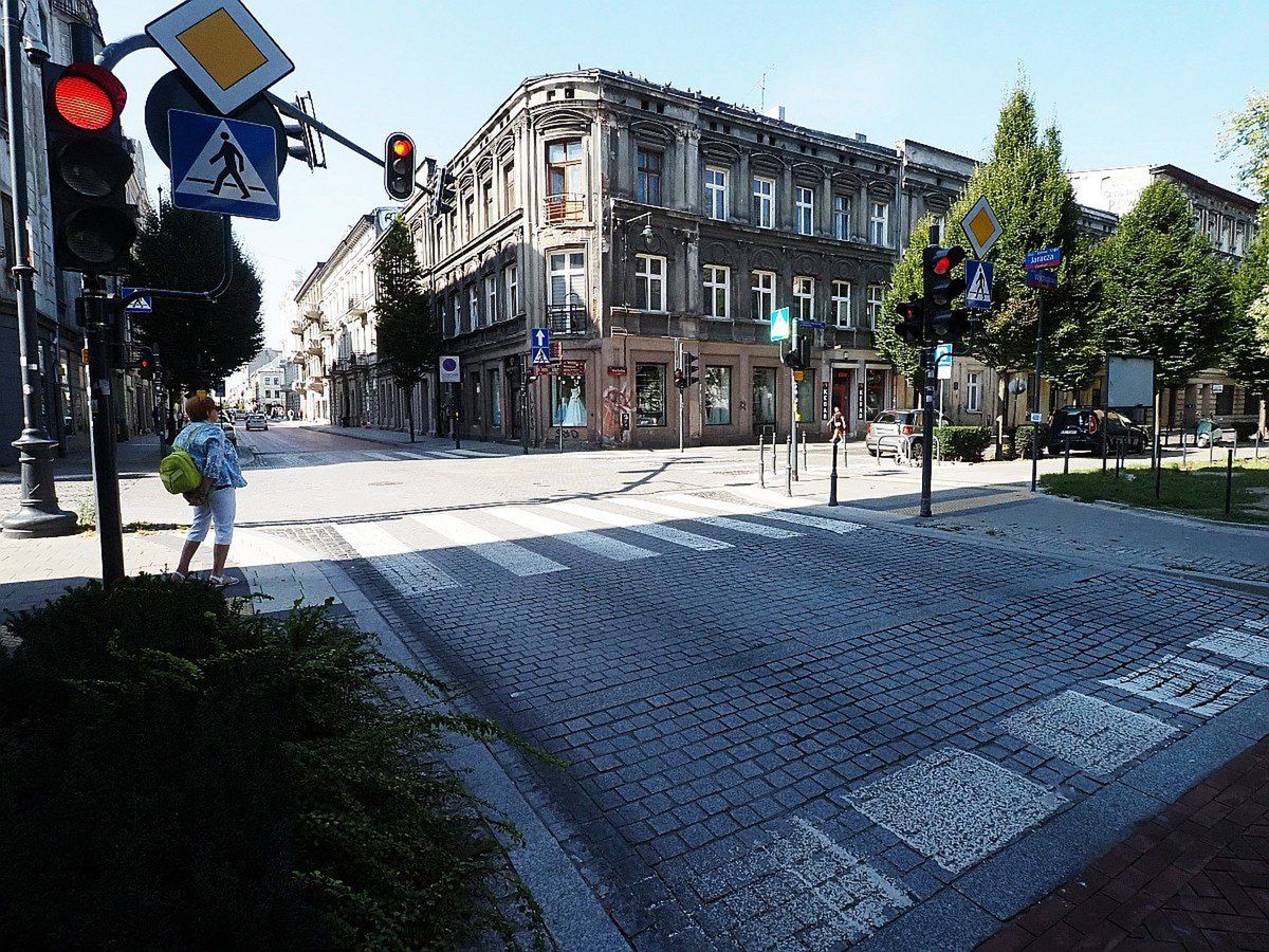 Skrzyżowanie Jaracza i Wschodniej - kostka na jezdni pozostawia wiele do życzenia