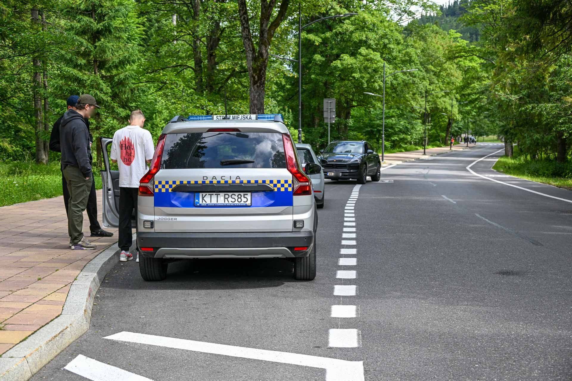 Funkcjonariusze Straży Miejskiej z Zakopanego zakładają blokady na koła i wystawiają mandaty na łamiących zakaz ruchu na drodze do Kuźnic