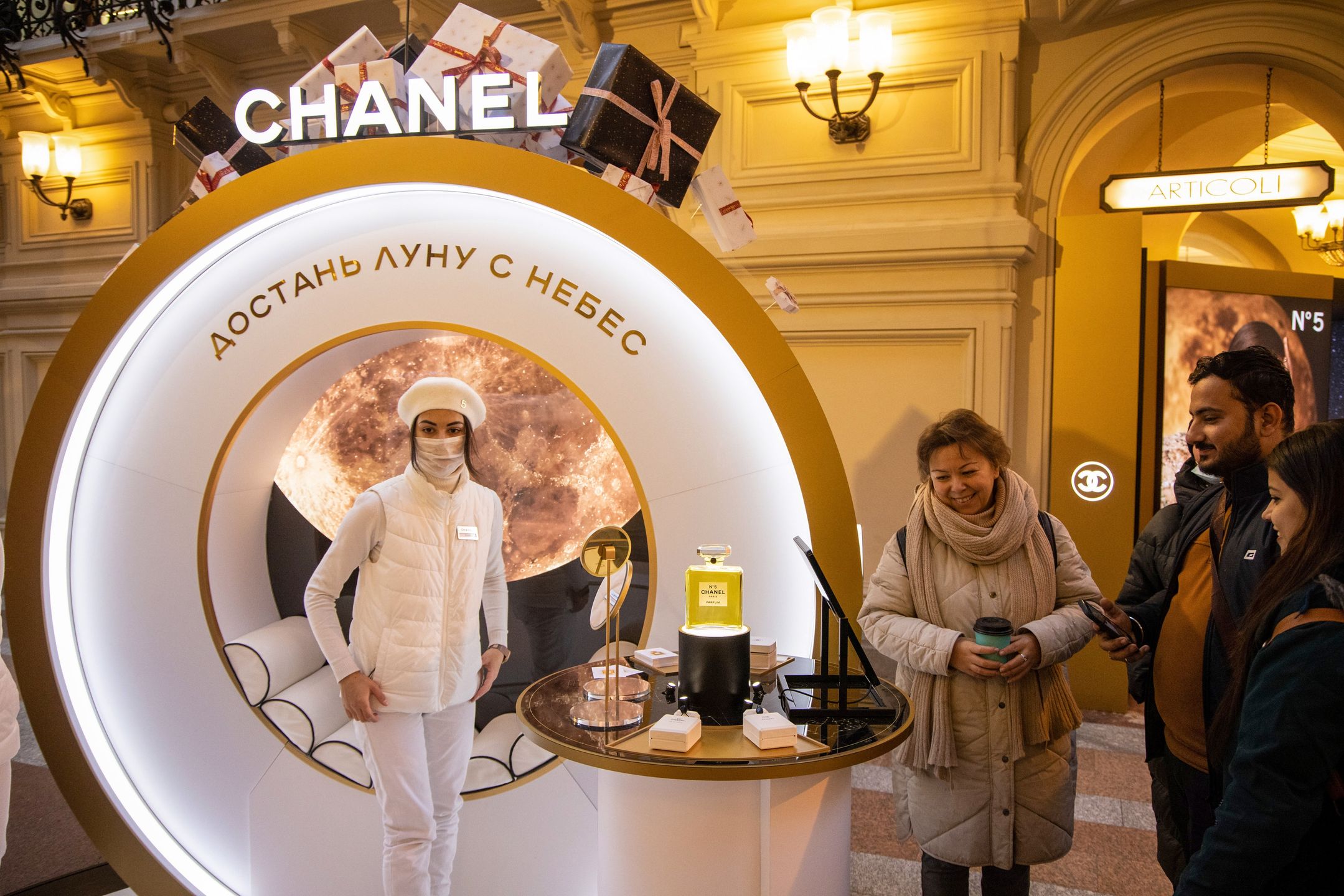 Festive Retail Ahead of Russian Inflation FiguresShoppers at a Chanel SA perfume concession inside the GUM luxury department store in Moscow, Russia, on Tuesday, Dec. 14, 2021. Russia's inflation has continued to spike, reaching 8.4% in November. Photographer: Andrey Rudakov/Bloomberg via Getty ImagesBloombergshop, christmas shopping, russian, holiday shopping, shops, festive shopping, parfum, retailing, industries, emea, consumer goods, bric countries, business news