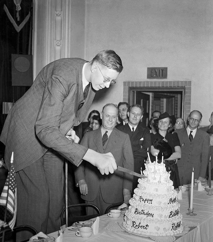 Robert Wadlow miał prawie 3 metry wzrostu. Zobacz historyczne zdjęcia 5