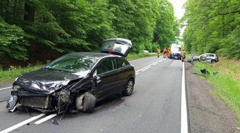 Wypadek na DK22. Rozbity opel, volkswagen i peugeot